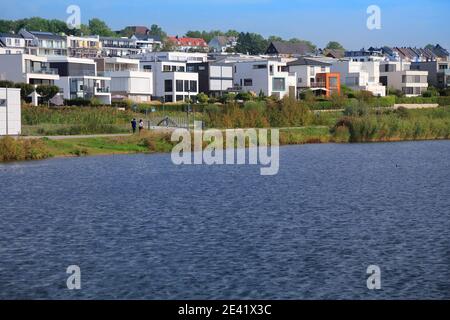 Dortmund, Deutschland. Hoerde Wohngebiet mit Phoenix Lake im Vordergrund (Phoenix-See). Stockfoto