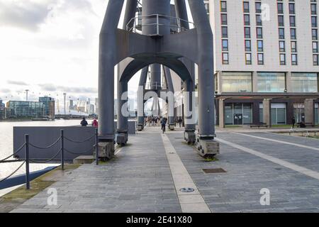 London Docklands Promenade, Blick tagsüber. Stockfoto