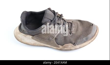 Einer hat schmutzige Sneakers auf weißem Hintergrund isoliert. Stockfoto