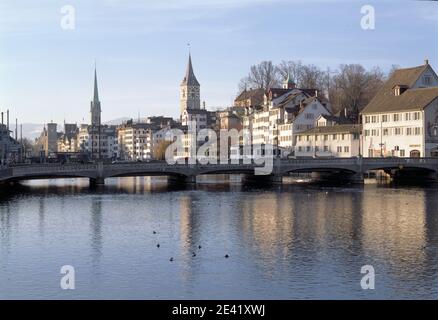 Blick über die Limmat auf Stadt, St. Peter und Fraumünster Stockfoto