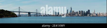 Panoramablick auf die Bucht von San Francisco und die Skyline von San Francisco, Kalifornien, USA. Stockfoto
