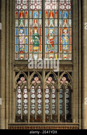 Triforium und Chorfenster Stockfoto