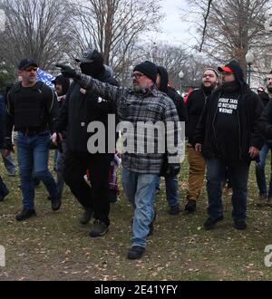 21. Januar 2021: Ein Organisator der rechtsextremen Gruppe The Proud Boys wurde in Florida wegen seiner angeblichen Rolle beim Angriff auf das Capitol Anfang des Monats verhaftet. JOSEPH RANDALL BIGGS wurde angeklagt, ein offizielles Verfahren vor dem Kongress, ein ungeordnetes Verhalten und das Betreten eines eingeschränkten Gebäudes behindert zu haben, so eine Erklärung zur Verhaftung. FILEBILD SHOT ON: January 6, 2021, Washington, District of Columbia, USA: Proud Boys-Organisator Joseph Randall Biggs, 37, (in der Mitte) spaziert mit anderen Demonstranten und Präsidenten Trump-Anhängern, bevor er das US-Kapitol stürmt Stockfoto