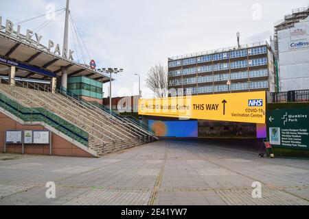 Ein großes Schild für das NHS Covid Impfzentrum außerhalb der Wembley Park Station. In England wurden mehrere Massenimpfstellen eröffnet, während die Regierung ihr Coronavirus-Impfprogramm einführt. London, Großbritannien Januar 2021. Stockfoto