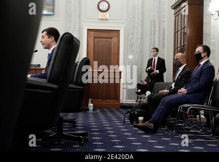 Peter Buttigieg spricht im Senat Handel, Wissenschaft, und Transport Nominierung Anhörungen zu prüfen, die erwartete Nominierung von Peter Buttigieg von Indiana zum Minister für Verkehr in Washington, DC am Donnerstag, 21. Januar 2021. Quelle: Ken Cedeno/Pool via CNP /MediaPunch Stockfoto