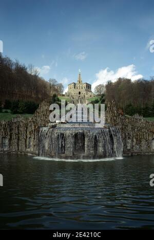 Blick von Osten auf Kaskade und Herkules mit Wasserspielen Stockfoto