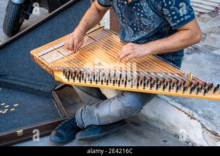 Ein junger Künstler spielt Musik auf Qanun auf den Straßen Istanbuls, um Geld zu bekommen. Stockfoto