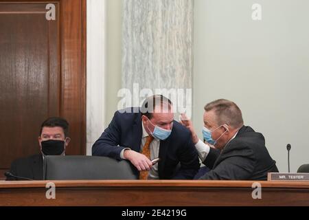 US-Senator Jon Tester (Demokrat von Montana), rechts, und US-Senator Mike Lee (Republikaner von Utah), tragen Schutzmasken während einer Anhörung des Senats Commerce, Science and Transportation Committee Bestätigung Anhörung für US-Verkehrsminister nominee Pete Buttigieg in Washington, DC, USA, am Donnerstag, 21. Januar 2021. Buttigieg, verpflichtet sich, die ehrgeizige Agenda der Regierung zum Wiederaufbau der Infrastruktur des Landes durchzuführen und nennt es eine "Generationsmöglichkeit", um neue Arbeitsplätze zu schaffen, wirtschaftliche Ungleichheit zu bekämpfen und den Klimawandel einzudämmen. Quelle: Stefani Reynolds/Pool Stockfoto