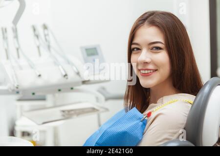 Junge Frau mit medizinischen Termin in der Zahnklinik Stockfoto