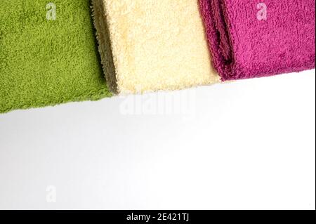 Set mit drei Handtüchern. Drei Handtücher in verschiedenen Farben sind auf weißem Hintergrund. Stockfoto
