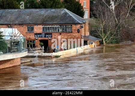 Mitarbeiter von De Koffie Pot in Hereford kämpfen, um das Hochwasser zurückzuhalten, während der Fluss Wye seine Ufer sprengt, während Sturm Christoph quer durch Großbritannien einzieht. Stockfoto