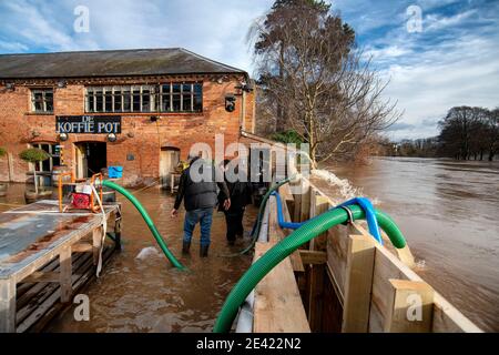 Mitarbeiter von De Koffie Pot in Hereford kämpfen, um das Hochwasser zurückzuhalten, während der Fluss Wye seine Ufer sprengt, während Sturm Christoph quer durch Großbritannien einzieht. Stockfoto