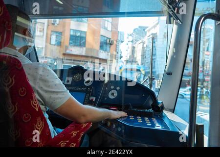 Hütte von modernen Tramm. Trammfahrer fährt auf der Tramm durch die Straßen der Stadt. Stockfoto