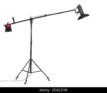 Blitzlicht mit Beauty Dish auf Boom Stand mit Rädern. Studio-Beleuchtung auf weißem Hintergrund isoliert. Stockfoto