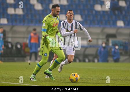 SSC Napoli kolumbianischen Torwart David Ospina (L) Herausforderungen für den Ball mit Juventus portugiesischen Stürmer Cristiano Ronaldo während des italienischen supercup namens PS5 Supercup Fußballspiel SSC Napoli gegen Juventus FC. Juventus gewann 2-0 Stockfoto