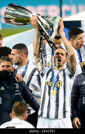 Juventus italienischer Verteidiger Leonardo Bonucci freut sich mit dem Pokal in der Hand beim italienischen supercup mit dem Namen PS5 Supercup Fußballspiel SSC Napoli gegen Juventus FC. Juventus gewann 2-0 Stockfoto