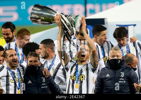 Juventus italienischer Verteidiger Leonardo Bonucci freut sich mit dem Pokal in der Hand beim italienischen supercup mit dem Namen PS5 Supercup Fußballspiel SSC Napoli gegen Juventus FC. Juventus gewann 2-0 Stockfoto