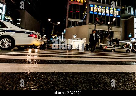 Tokio, Japan - 14. Januar 2010: Fußgänger überqueren die Straße im Herzen des Ginza-Distrikts in Tokio. Stockfoto