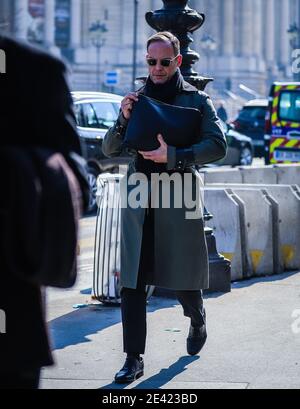 PARIS, Frankreich - Februar 27 2019: Männer auf der Straße in Paris. Stockfoto