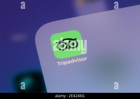 Ostersund, Schweden - 12. Dez 2020: TripAdvisor App Icon auf einem ipad.. TripAdvisor, Inc. Ist ein amerikanisches Online-Reiseunternehmen, das eine Website und betreibt Stockfoto