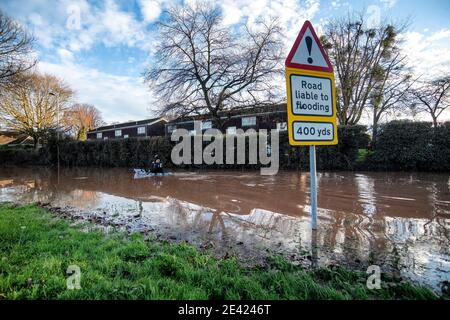 Ein Mann paddelt mit dem Kajak entlang einer überfluteten Straße in Hereford, wo der Fluss Wye seine Ufer geplatzt hat, als Storm Christoph durch das Vereinigte Königreich zieht. Stockfoto