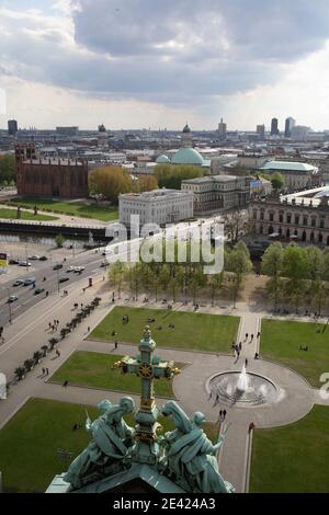 Blick vom Kuppelumgang nach Osten auf Lustgarten, Friedrichwerdersche Kirche, unter den Linden, im Hintergrund Potsdamer Platz Stockfoto
