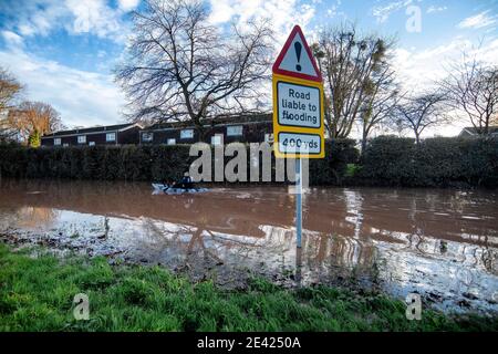 Ein Mann paddelt mit dem Kajak entlang einer überfluteten Straße in Hereford, wo der Fluss Wye seine Ufer geplatzt hat, als Storm Christoph durch das Vereinigte Königreich zieht. Stockfoto