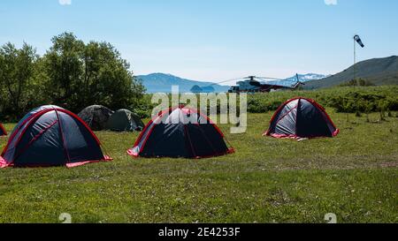 Kamtschatka Halbinsel, Russland - 8. Juli 2018: Helikopter landete in der Nähe des Zeltcamps in der Nähe des Kuril Sees, Kamtschatka Stockfoto