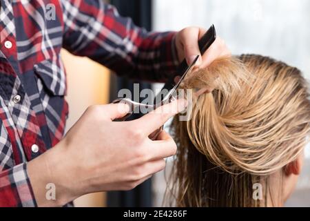 Friseur Schneiden blonde Frauen trockenes Haar endet zu Hause oder im Salon. Stockfoto