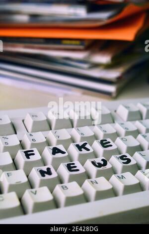 Detail einer Computertastatur mit gefälschter Nachricht Es mit Marker Stockfoto