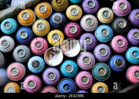 Gebrauchte Dosen Sprühfarbe in einem Beutel Stockfoto