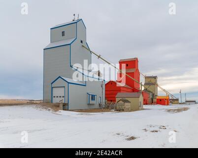 Verlassene Getreideaufzüge in Mossleigh, Alberta, Kanada Stockfoto