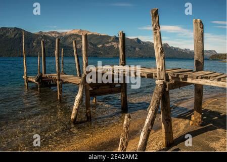 Alte hölzerne Pier in patagonian See können Sie die sehen Andengebirge Stockfoto