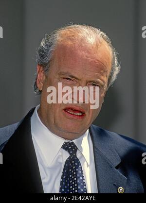 Washington DC. USA, 1997 Senator Fred Thompson (R-TN) spricht mit Reportern außerhalb der ABC-Netzwerk-Studios, nachdem er auf der Sonntagmorgen-Talkshow "Diese Woche" erschien Stockfoto