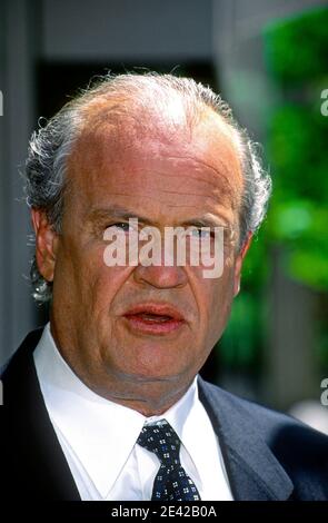 Washington DC. USA, 1997 Senator Fred Thompson (R-TN) spricht mit Reportern außerhalb der ABC-Netzwerk-Studios, nachdem er auf der Sonntagmorgen-Talkshow "Diese Woche" erschien Stockfoto