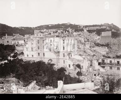 Vintage 19. Jahrhundert Foto: Erdbebenschäden, Ruinen, Verwüstung. Ischia Erdbeben von 1883. Die Insel Ischia, insbesondere die Stadt Casamicciola, wurde am 28. Juli 1883 von einem verheerenden Erdbeben getroffen. Stockfoto