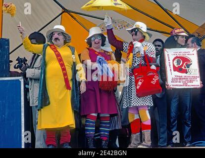 Washington, DC. USA, Washington, DC. USA, 21. Januar 1984 Mitglieder der ÒHogettesÓ unter der Leitung von Michael ÒBoss HogetteÓ Torbert (weißer Hut) bei der Super Bowl-Vorspiel-Pep-Rallye vor dem RFK-Stadion Stockfoto