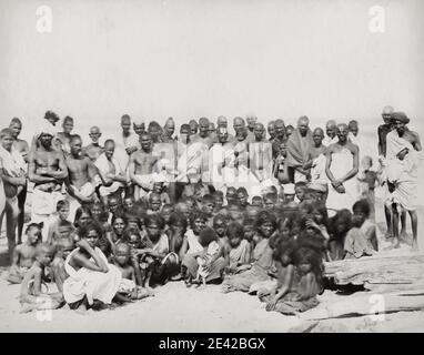 Vintage 19. Jahrhundert Foto: Große Gruppe von Indianer Männer und Kinder. Stockfoto