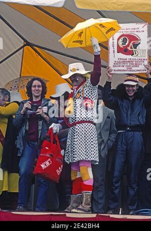 Washington, DC. USA, Washington, DC. USA, 21. Januar 1984 Mitglieder der „Hogettes“ unter der Leitung von Michael „Boss Hogette“ Torbert (weißer Hut) bei der Super Bowl-Vorspielrallye vor dem RFK-Stadion Stockfoto