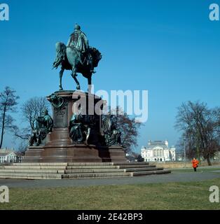 Reiterstandbild Gro?herzog Friedrich Franz II. Am Schlo?, im Hintergrund das Theater, 1893 Stockfoto