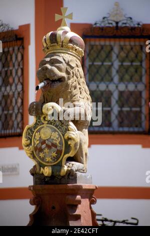 Brunnen mit böhmischem Wappentier Stockfoto