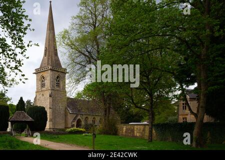 St Mary, die Kirche von Lower Slaughter mit ihrem Turm und seinem Dach in Cotswold Stones, England Stockfoto