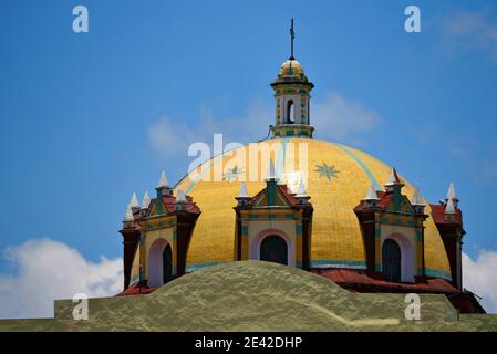 Kuppelansicht der barocken Kirche Parroquia de San Pedro y San Pablo in Zacatlán, Puebla Mexiko. Stockfoto