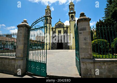 Panoramablick auf die barocke Kirche Parroquia de San Pedro y San Pablo in Zacatlán, Puebla Mexiko. Stockfoto