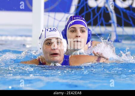 TRIEST, ITALIEN - 21. JANUAR: Valeria Palmieri aus Italien, Natalia Peckova aus der Slowakei während des Spiels zwischen Italien und der Slowakei beim Qualifikationsturnier der Olympischen Wasserball-Spiele der Frauen im Bruno Bianchi Aquatic Center am 21. Januar 2021 in Triest, Italien (Foto: Marcel ter Bals/Orange Pictures/Alamy Live News) Stockfoto