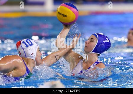TRIEST, ITALIEN - 21. JANUAR: Valeria Palmieri aus Italien, Natalia Peckova aus der Slowakei während des Spiels zwischen Italien und der Slowakei beim Qualifikationsturnier der Olympischen Wasserball-Spiele der Frauen im Bruno Bianchi Aquatic Center am 21. Januar 2021 in Triest, Italien (Foto: Marcel ter Bals/Orange Pictures/Alamy Live News) Stockfoto