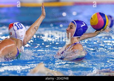 TRIEST, ITALIEN - JANUAR 21: Valeria Palmieri aus Italien, Natalia Peckova aus der Slowakei während des Spiels zwischen Italien und der Slowakei beim Women's Water Polo Stockfoto