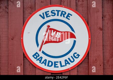 Aalborg, Dänemark - 25. Jul 2020: Das Logo der Vestre Baadlaug in Aalborg Stockfoto