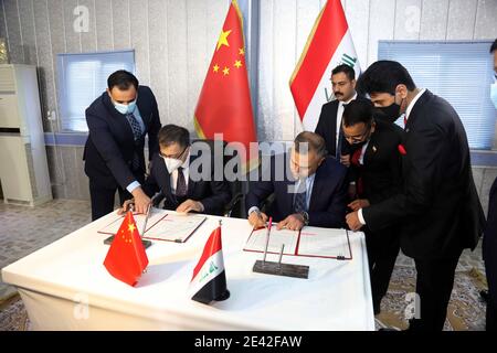 Bagdad. Januar 2021. Der chinesische Botschafter im Irak Zhang Tao (2. L) und der stellvertretende irakische Innenminister Hussein al-Awadi (3. L) unterzeichnen am 21. Januar 2021 die Übergabedokumente der chinesischen Spende in Bagdad, Irak. Die chinesische Botschaft im Irak überreichte am Donnerstag Spenden an den Irak, um der irakischen Regierung bei der Bekämpfung der COVID-19-Pandemie zu helfen und die Lebensgrundlage der irakischen Bevölkerung zu verbessern. Quelle: Xinhua/Alamy Live News Stockfoto