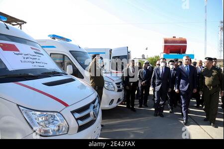 Bagdad. Januar 2021. Der chinesische Botschafter im Irak Zhang Tao (3. R, Front) und der stellvertretende Minister des irakischen Innenministeriums Hussein al-Awadi (2. R, Front) inspizieren die gespendeten Krankenwagen in Bagdad, Irak, am 21. Januar 2021. Die chinesische Botschaft im Irak überreichte am Donnerstag Spenden an den Irak, um der irakischen Regierung bei der Bekämpfung der COVID-19-Pandemie zu helfen und die Lebensgrundlage der irakischen Bevölkerung zu verbessern. Quelle: Xinhua/Alamy Live News Stockfoto